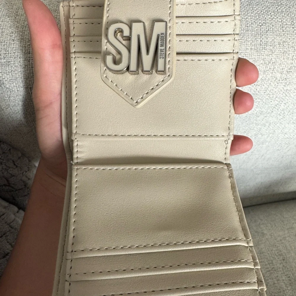 Steve Madden Cream Wallet with Logo - Picture 3 of 5